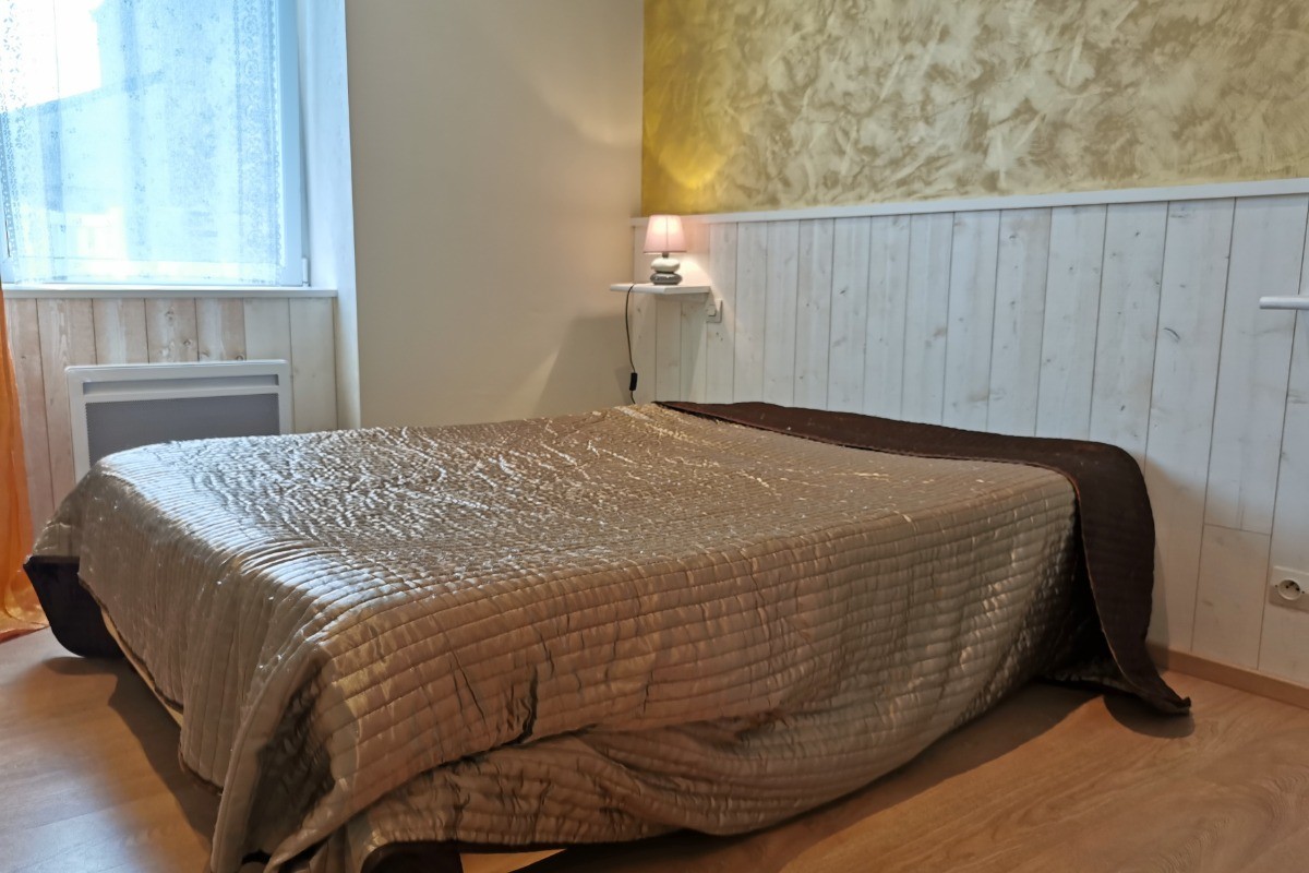 chambre avec lit 140 et armoire penderie