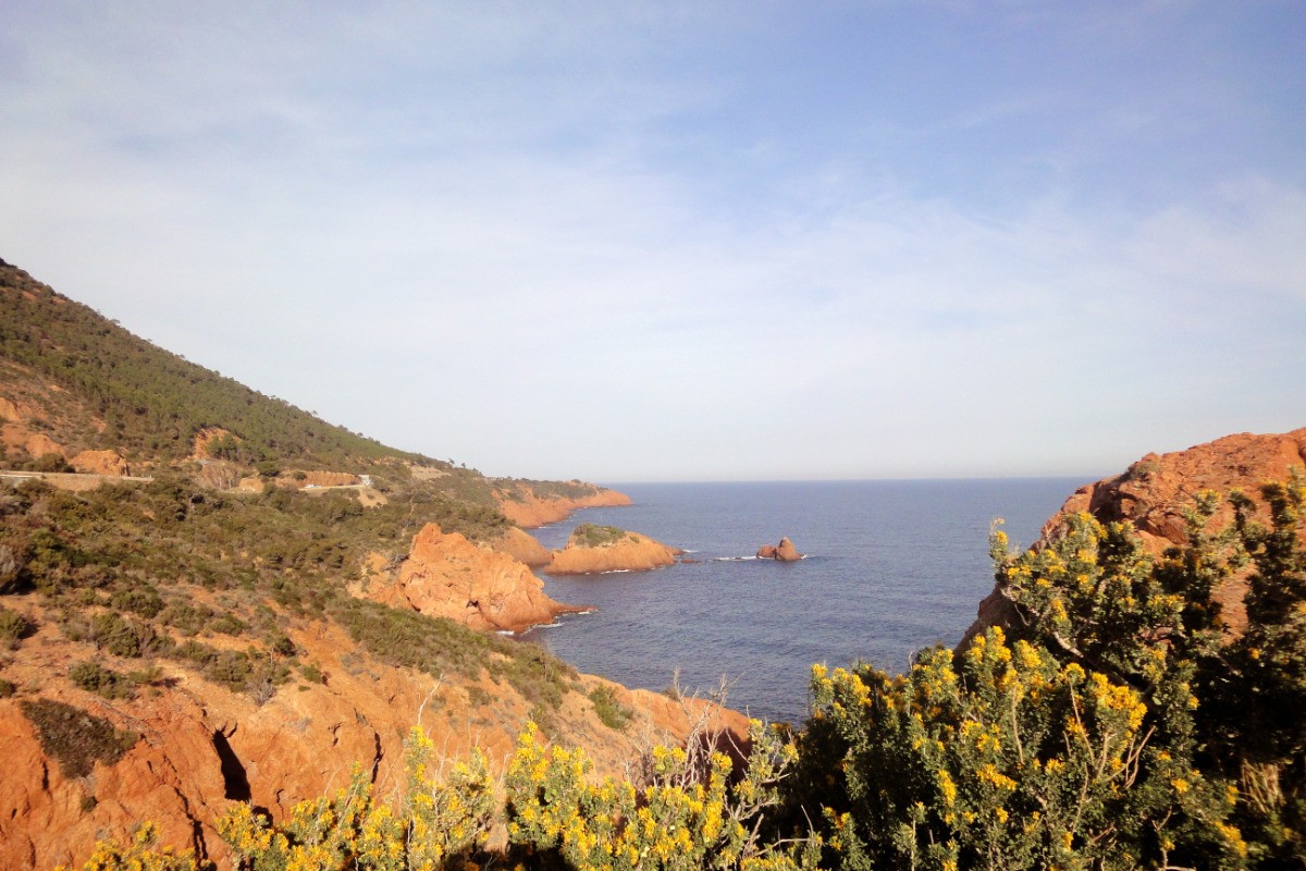 Nous sommes a 45mn de LA CORNICHE D OR dans l ESTEREL ou il y a de magnifiques criques transuilles