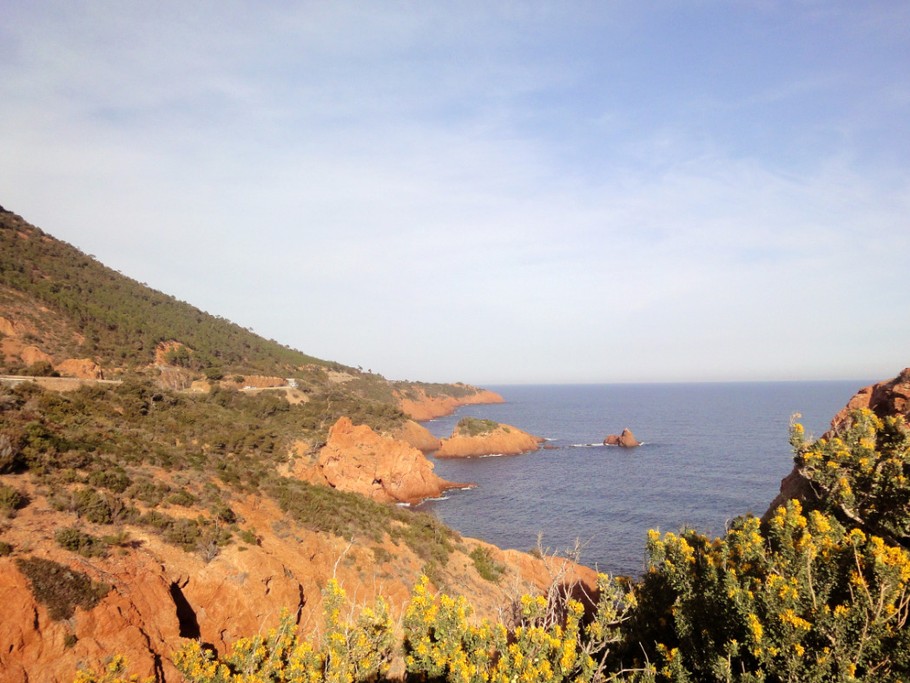 Nous sommes a 45mn de LA CORNICHE D OR dans l ESTEREL ou il y a de magnifiques criques transuilles