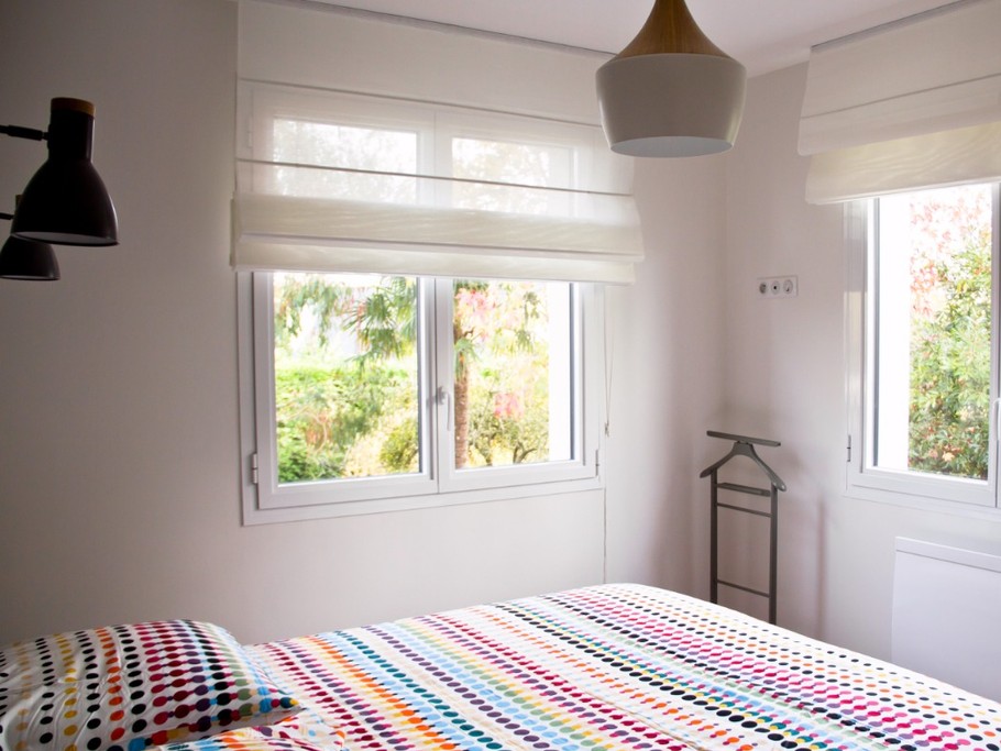 Chambre lumineuse avec double fenêtre