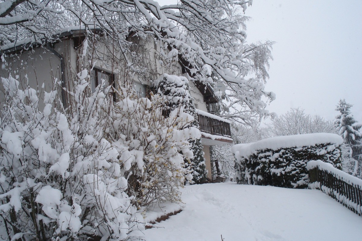 En hiver : la maison sous la neige