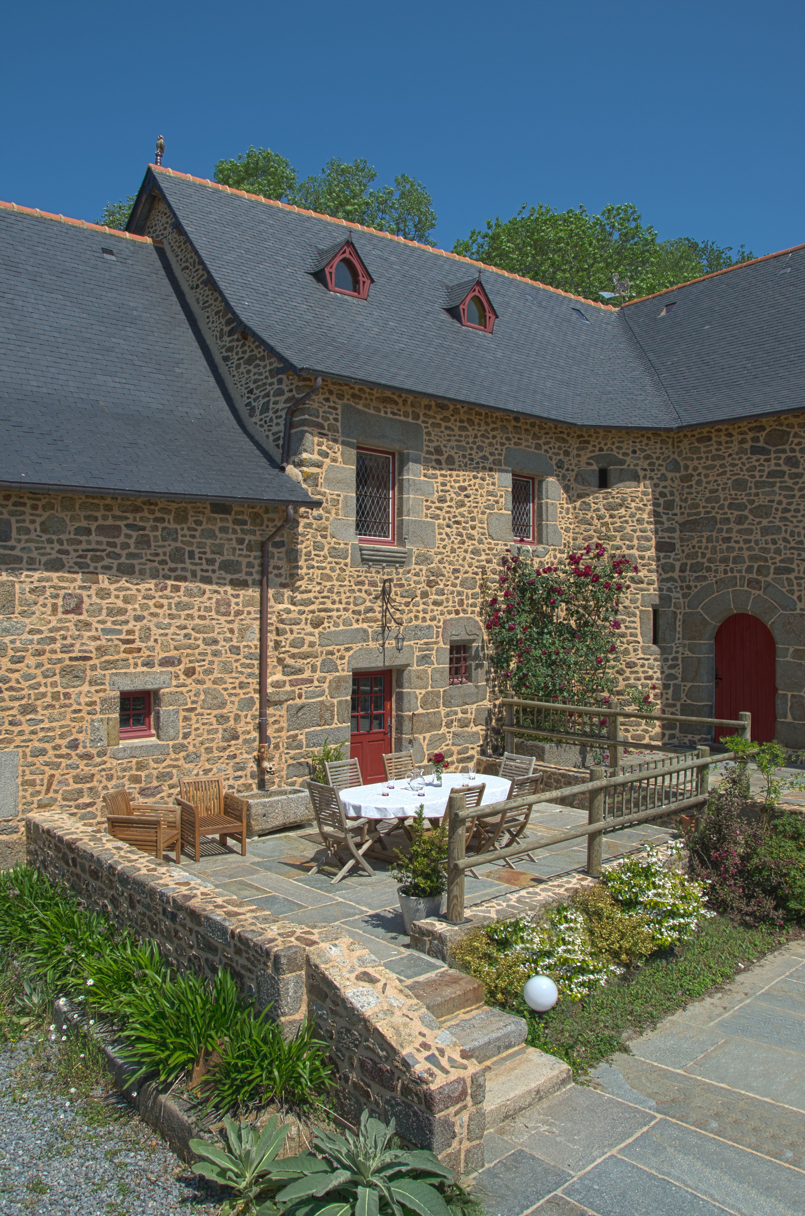 Maison restaurée en pierres de pays et dans un style conforme au XIVe siècle. Terrasse ensoleillée avec salon de jardin et barbecue à votre disposition.
