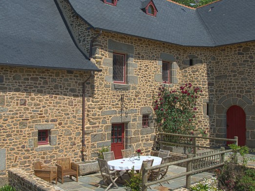 Maison restaurée en pierres de pays et dans un style conforme au XIVe siècle. Terrasse ensoleillée avec salon de jardin et barbecue à votre disposition.