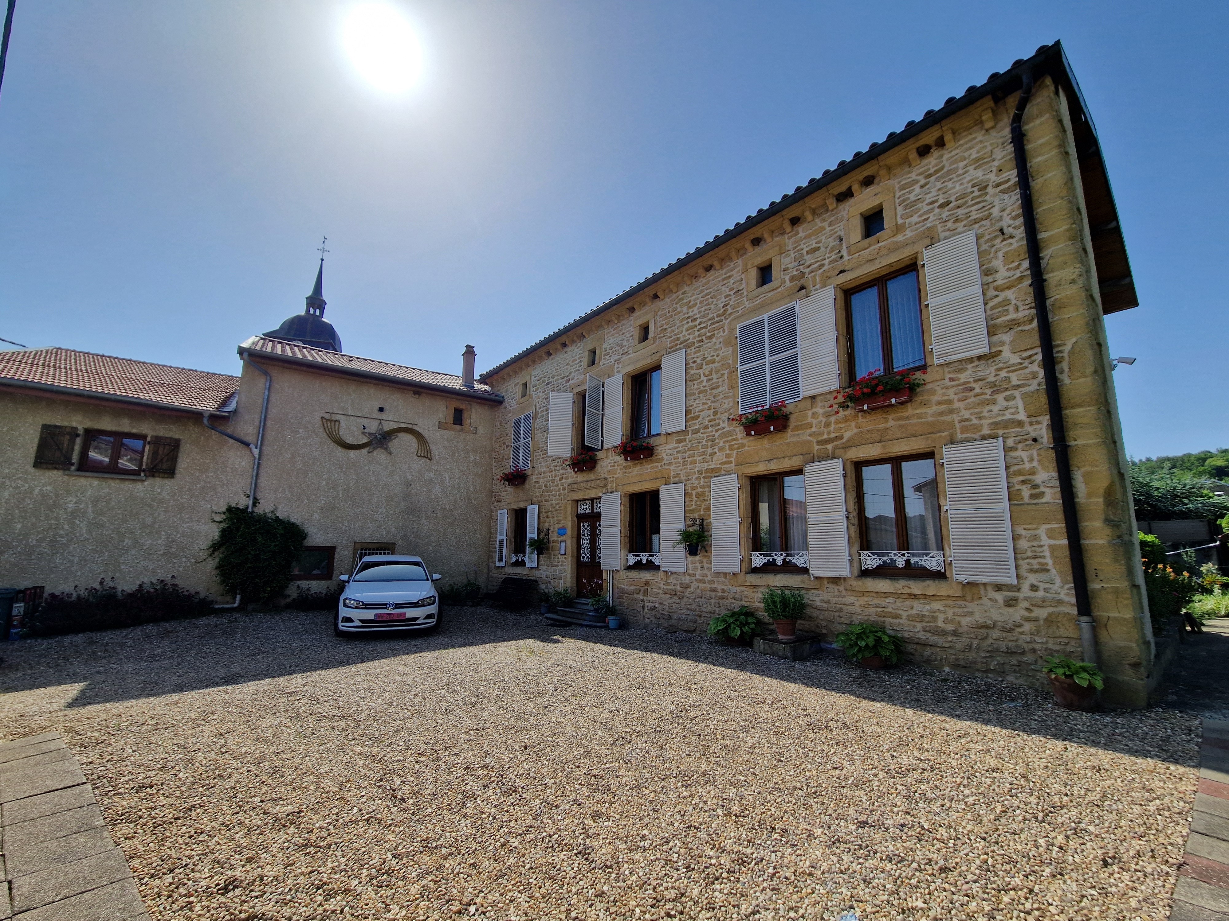 Cour fermée et sécurisée - Chambre d'hôtes l'An 12