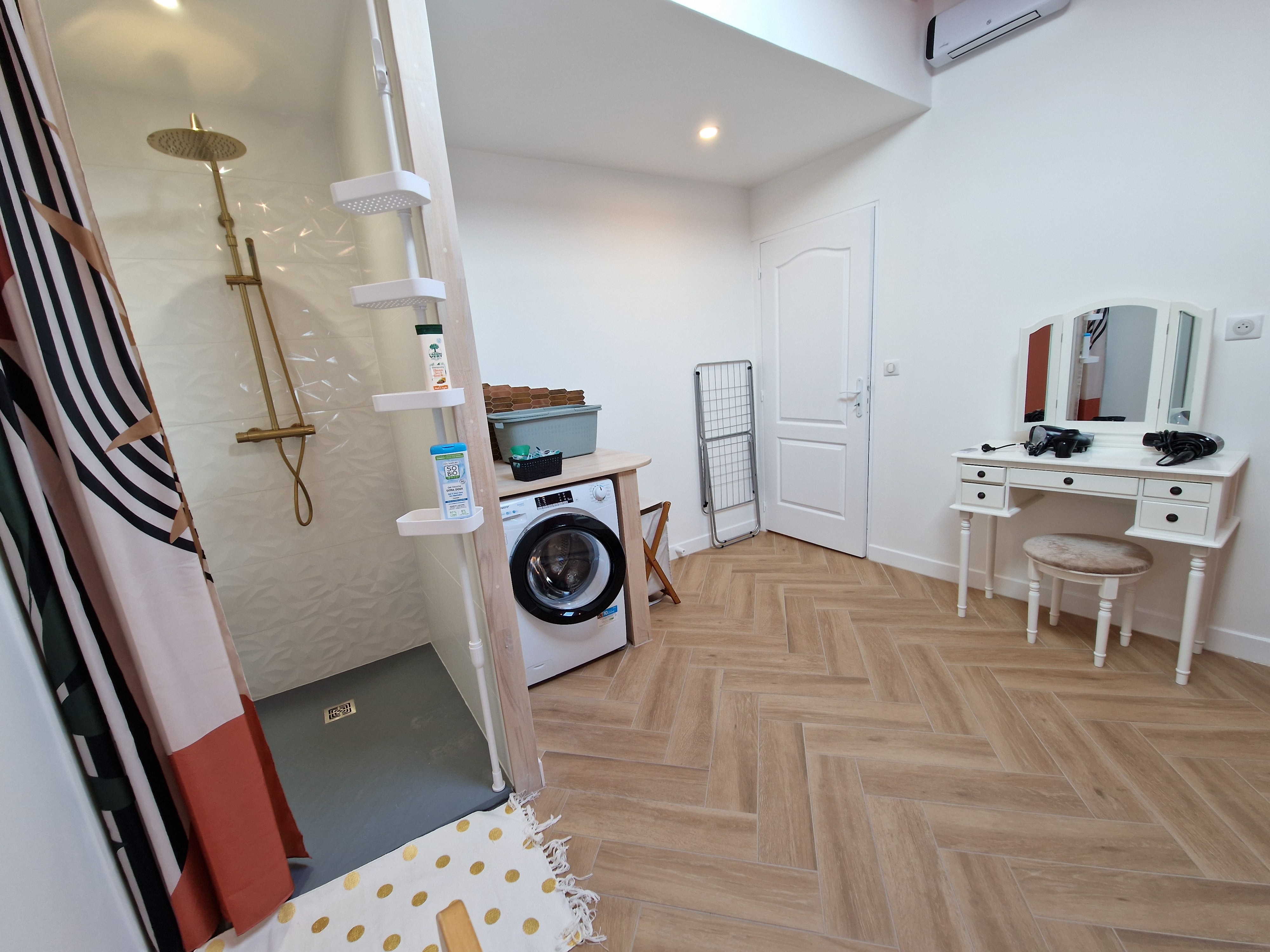 Spacious bathroom with washing machine - Douce Escapade Meuse