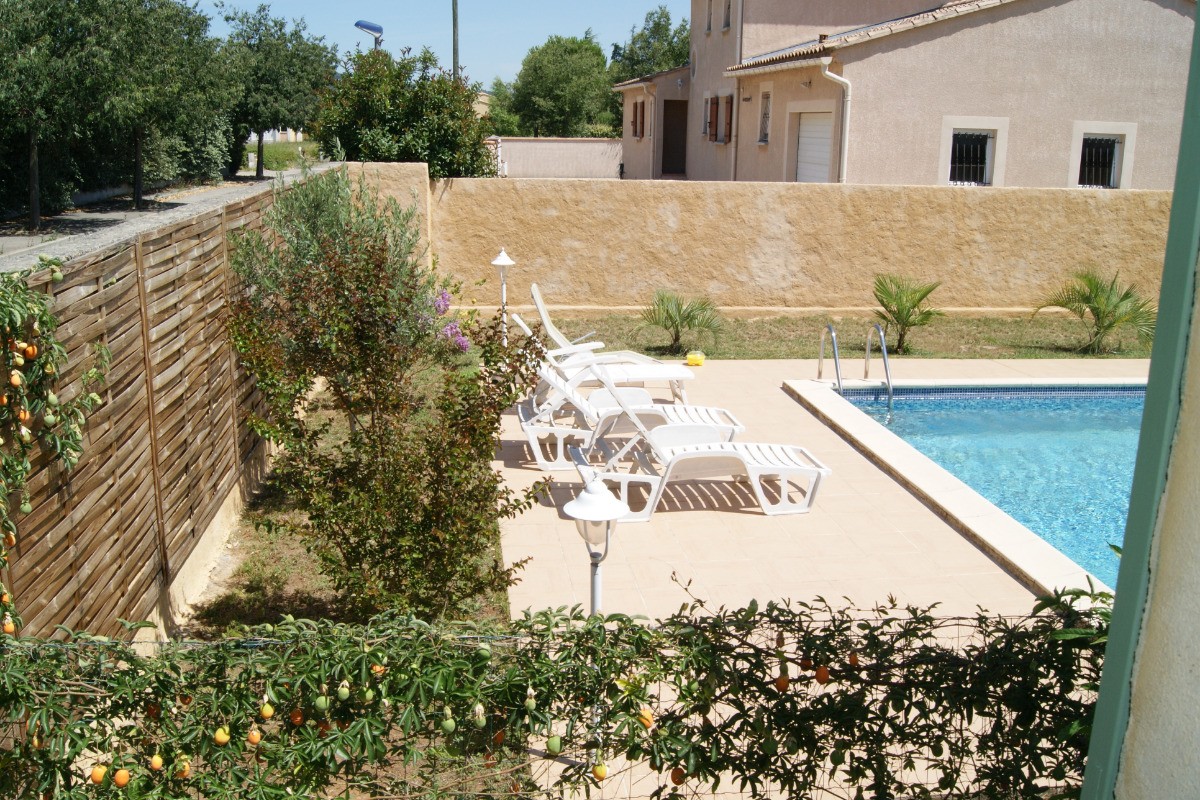Vue sur la piscine chauffée de la chambre de la location