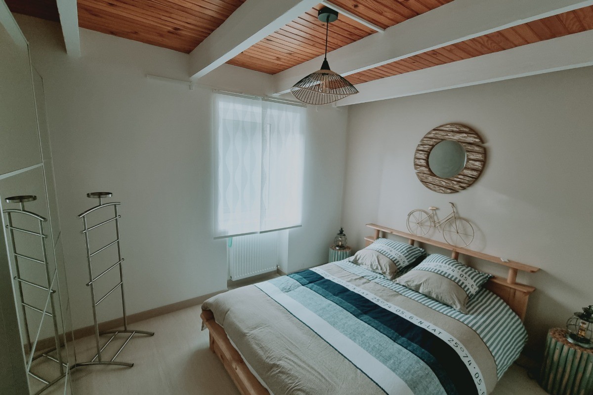 Au 1er étage, une chambre avec un lit 140, placard penderie