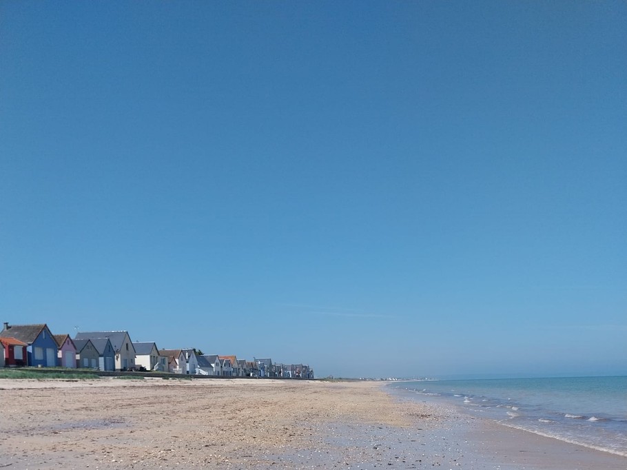 Plage de Ravenoville avec es célèbres cabines colorées