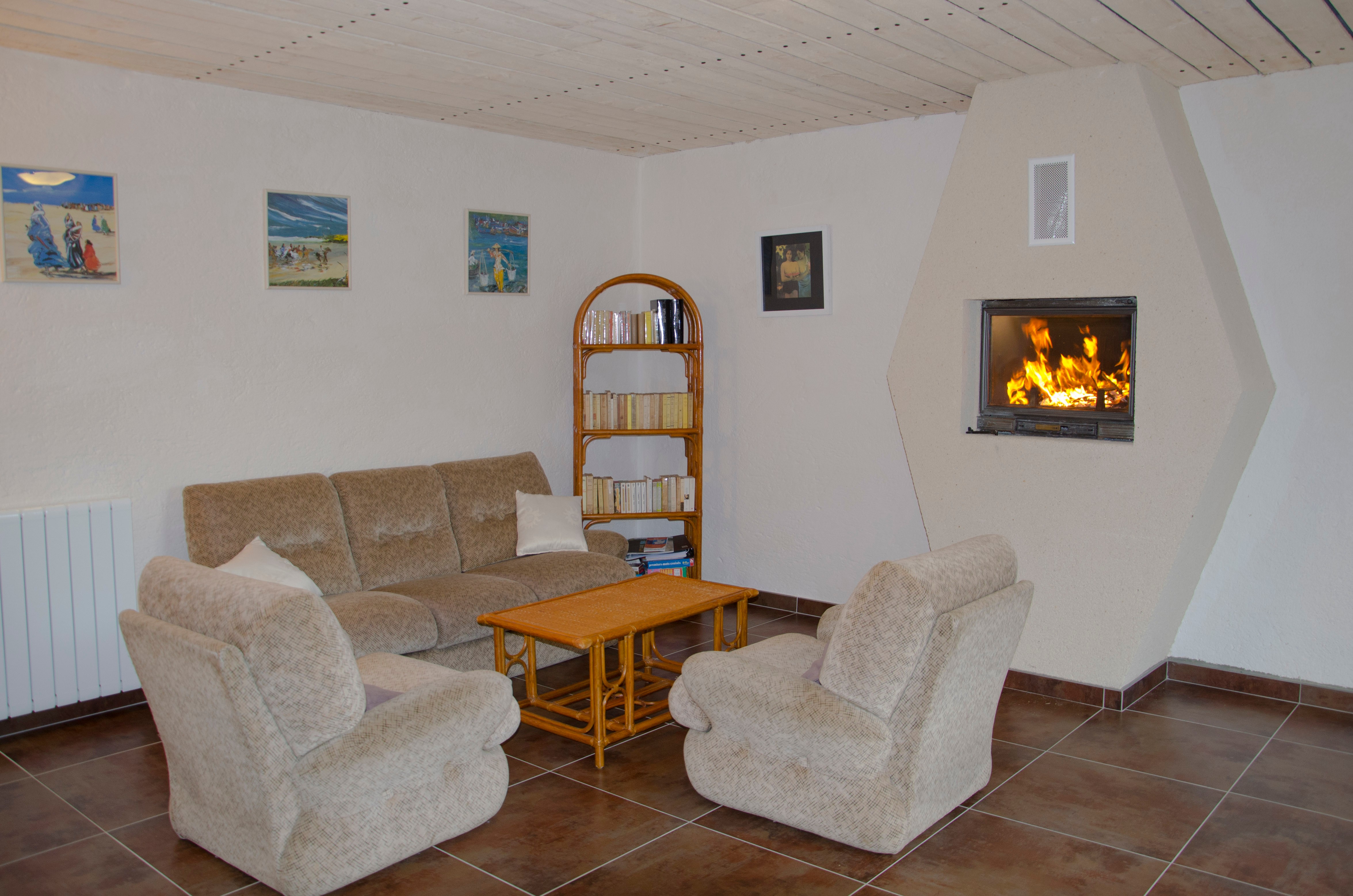 Grande pièce de vie au RDC avec cuisine, séjour et salon. Poêle à bois.