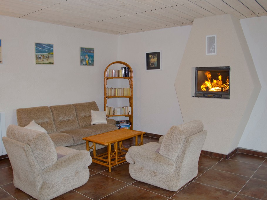 Grande pièce de vie au RDC avec cuisine, séjour et salon. Poêle à bois.