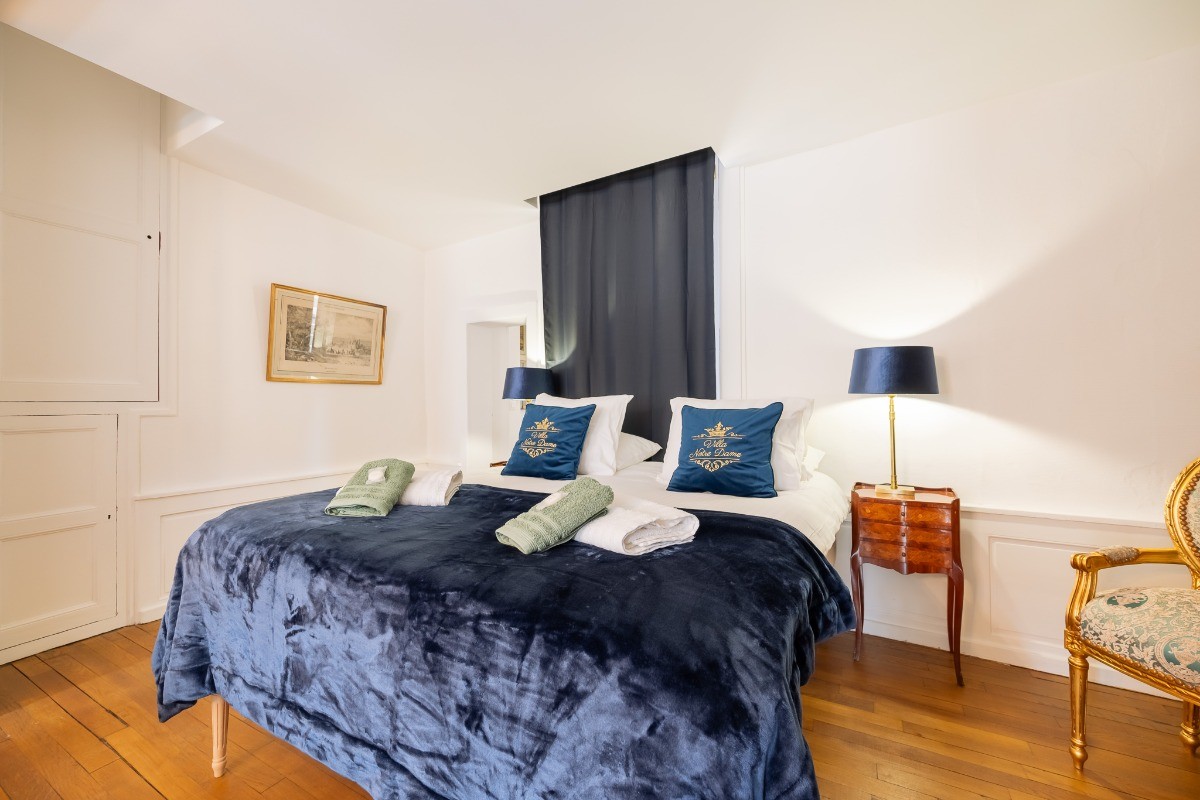 la chambre avec son espace salon