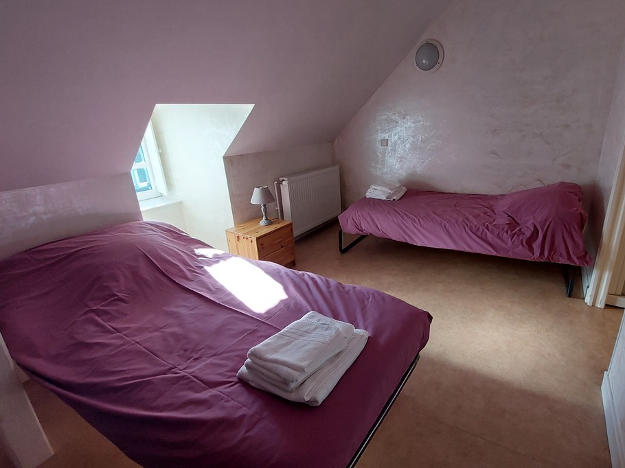 Chambre accueillante avec salle d’eau privée gîte 12 personnes