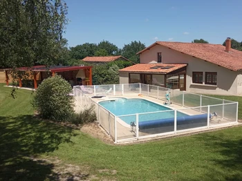 Beau terrain privé avec piscine et grand préau