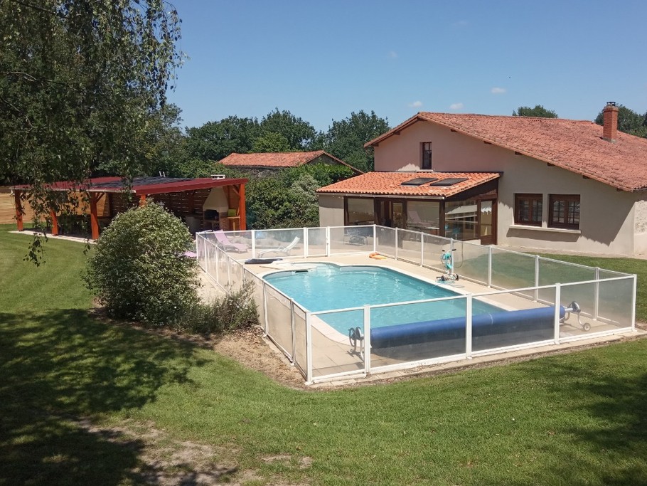 Beau terrain privé avec piscine et grand préau