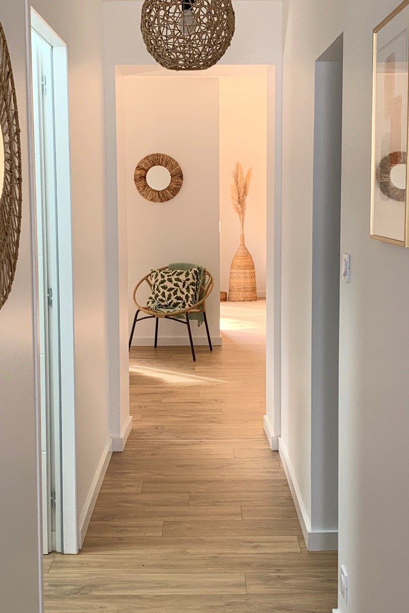 Couloir desservant les chambres et allant sur l'espace Salon/séjour/cuisine