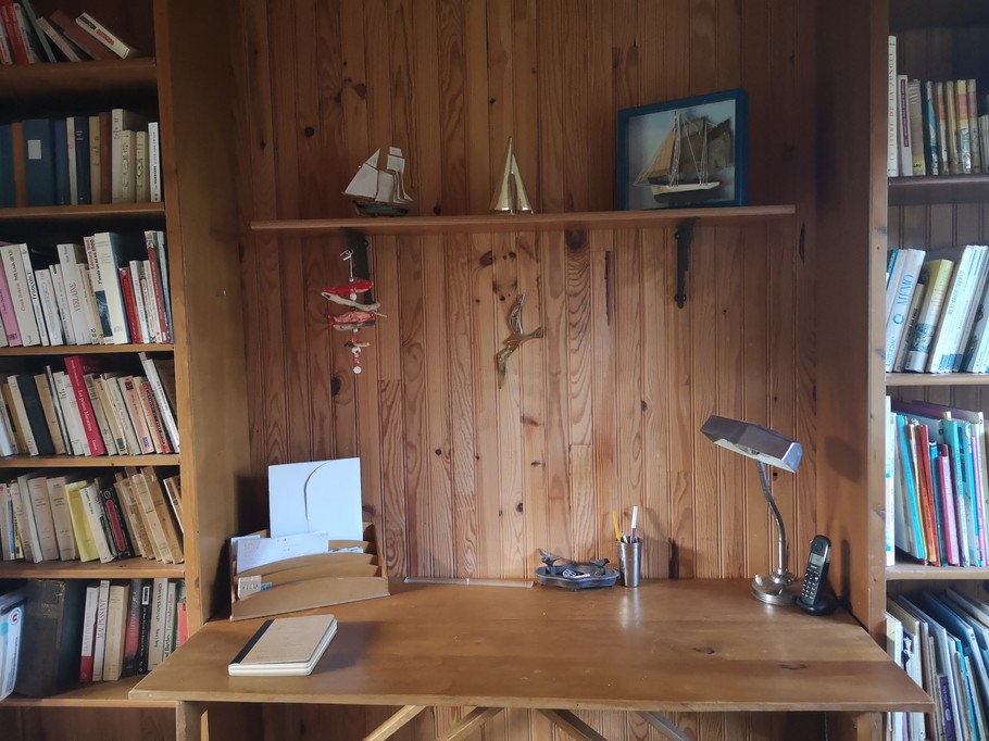 Le bureau du salonTV-bibliothèque, idéal pour consulter son ordinateur (branchement wifi)