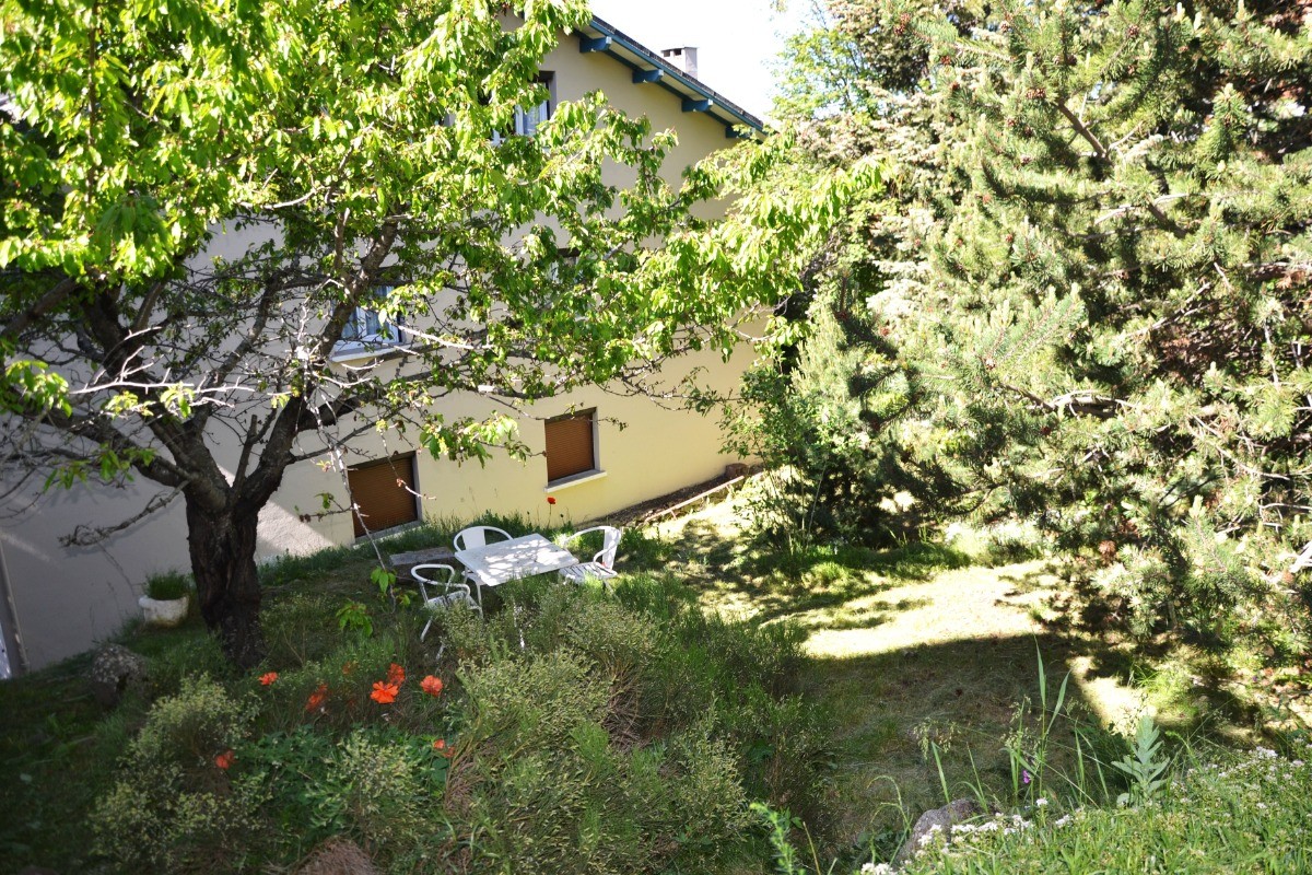 Jardin à l'arrière de la résidence