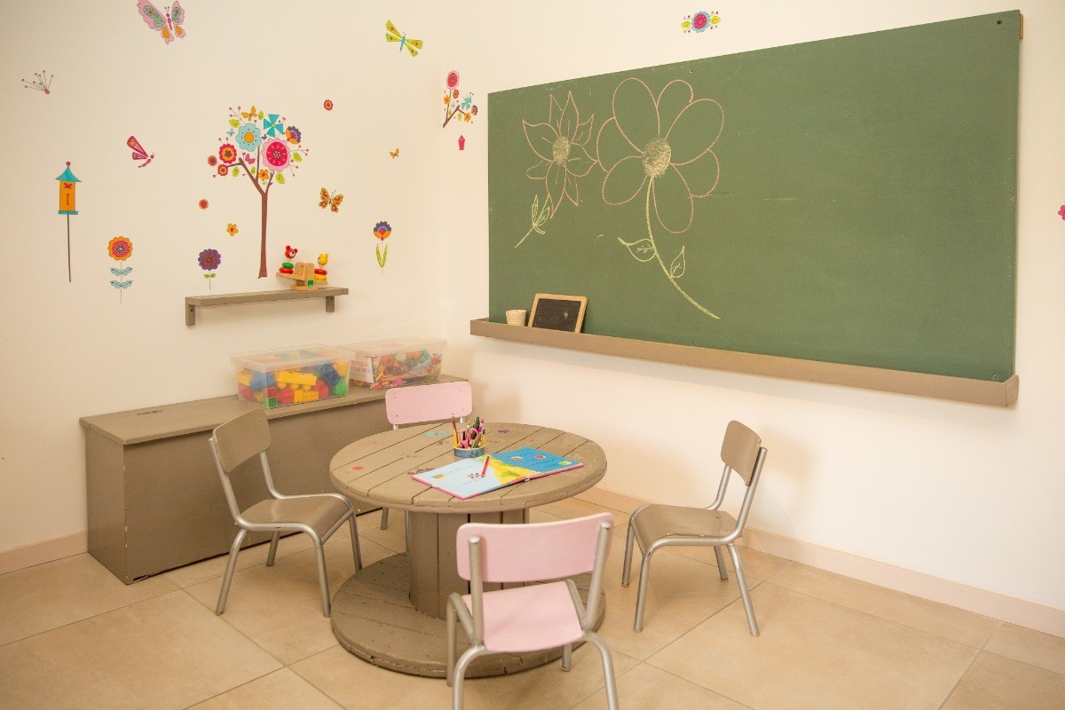 Un grand tableau d'école pour la joie des enfants