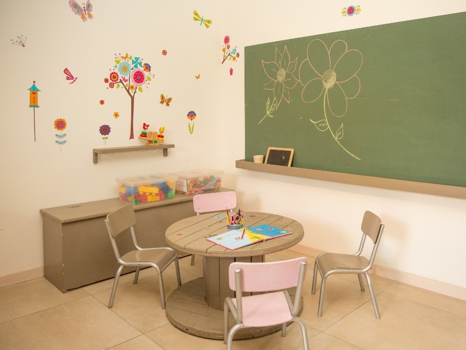 Un grand tableau d'école pour la joie des enfants