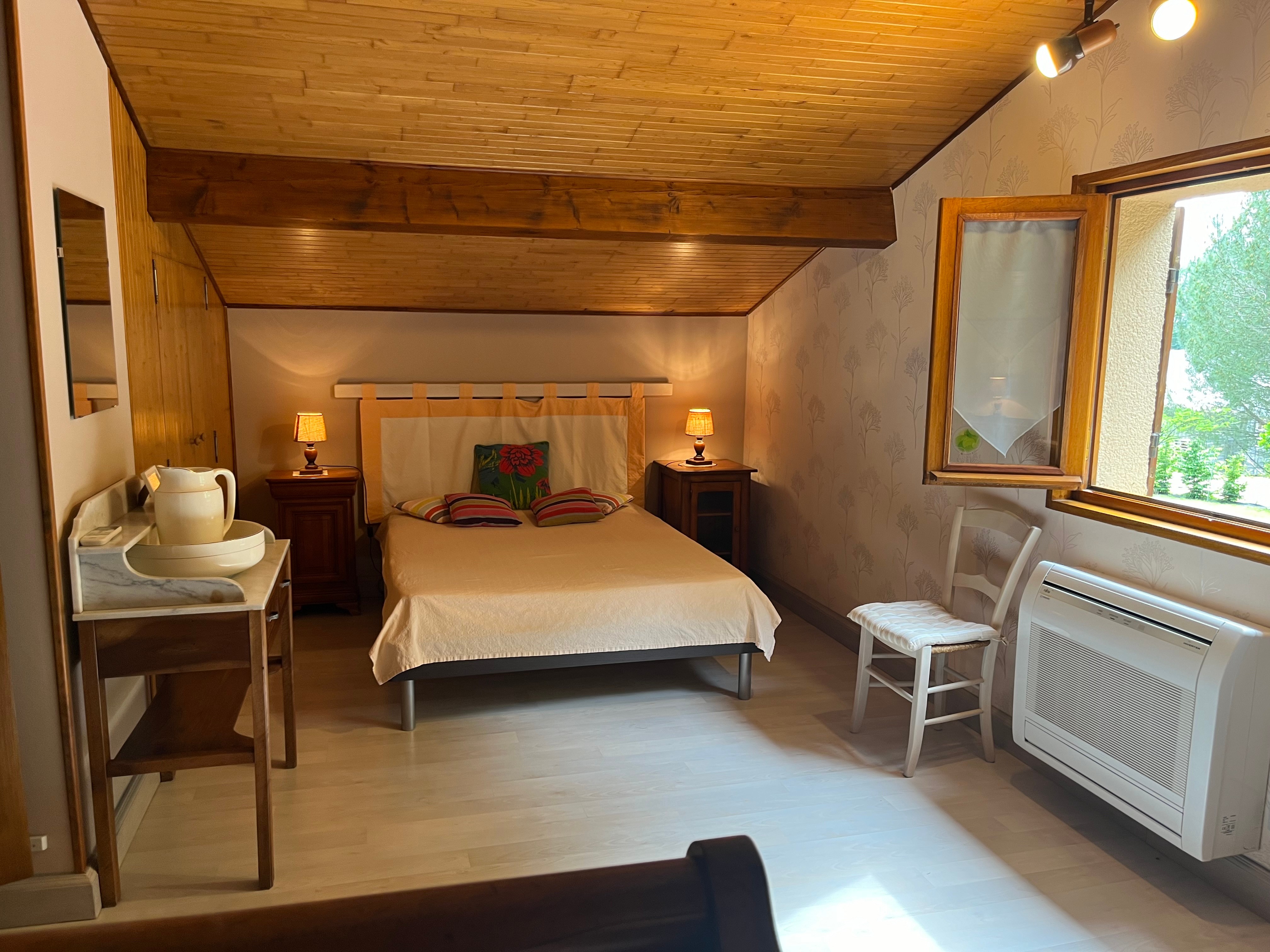 Chambre 3 lits à l'étage côté lit 140