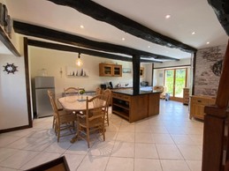 Très agréable cuisine ouverte avec coin séjour. Parfaitement équipée pour la préparation de repas, avec matériaux, vaisselle et équipements haut standing