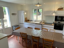 Cuisine ouverte équipée avec grande table pour 12 personnes