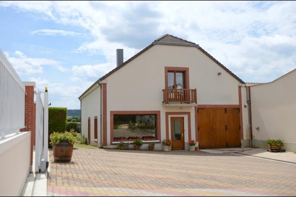 Vaste cour fermée pour garer votre véhicule