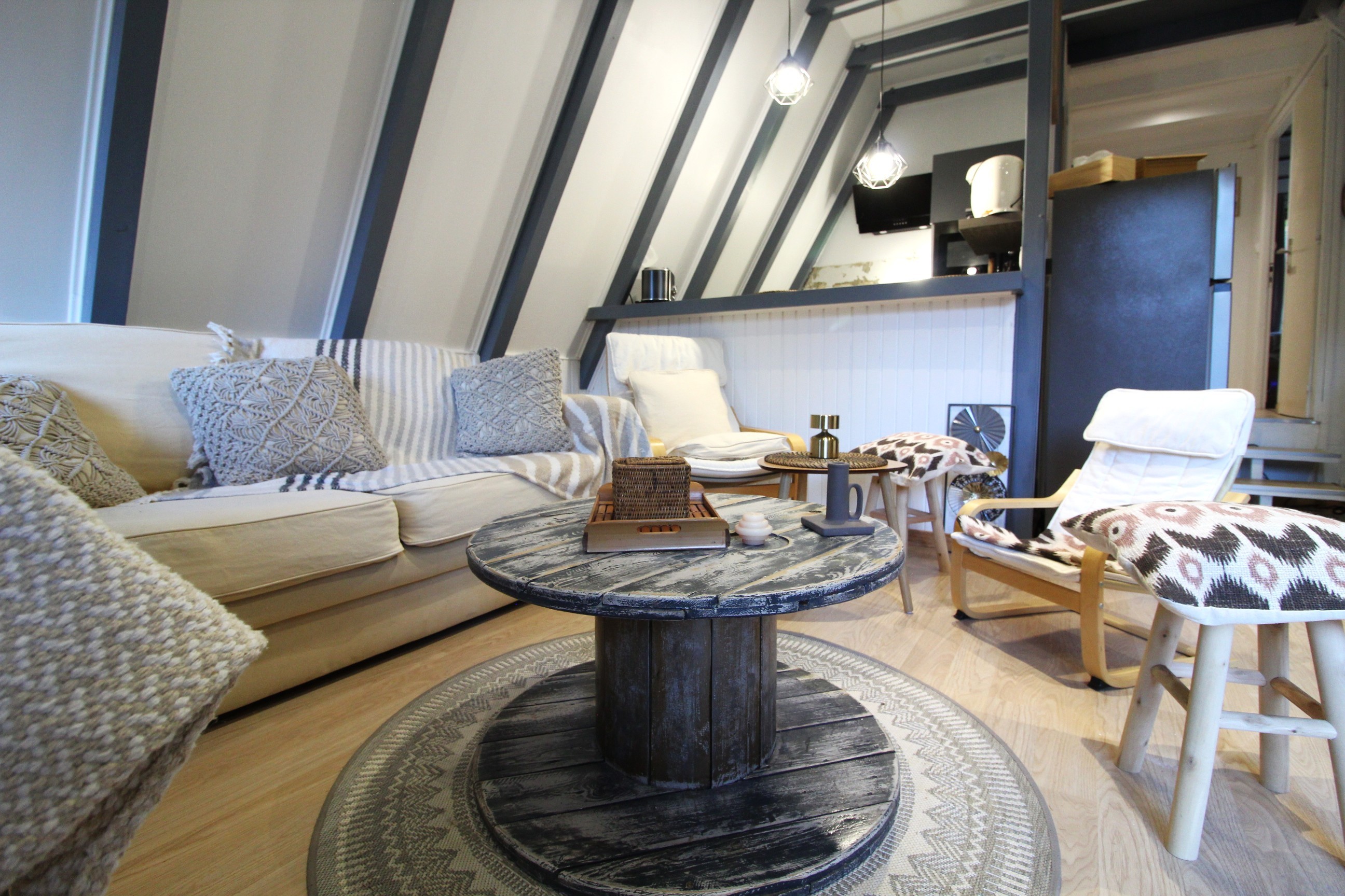Espace salon avec couchage - Chalet atypique en A, l'Armorique, en pleine nature dans les Vosges