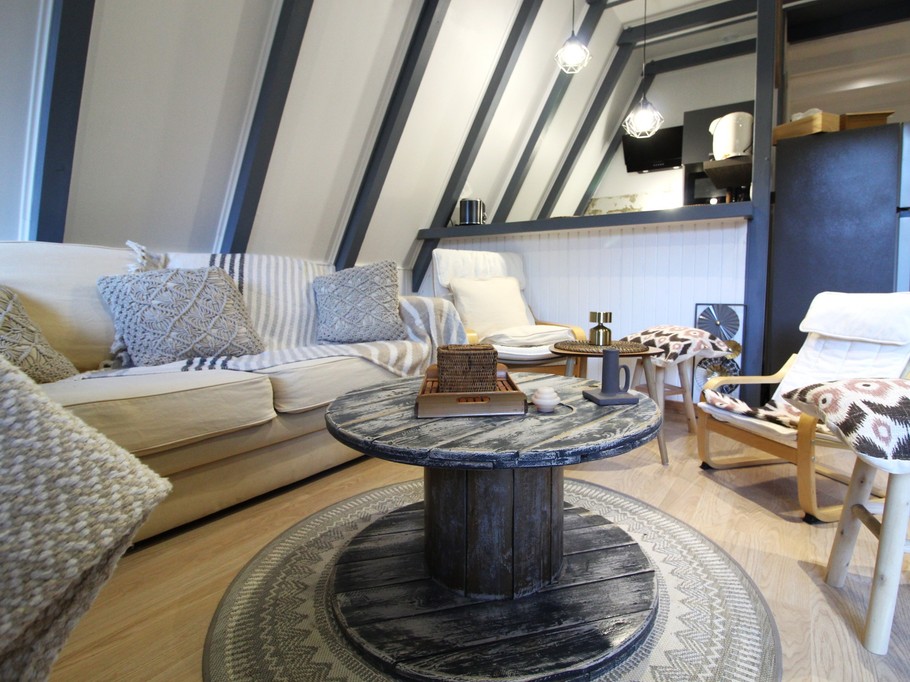Espace salon avec couchage - Chalet atypique en A, l'Armorique, en pleine nature dans les Vosges