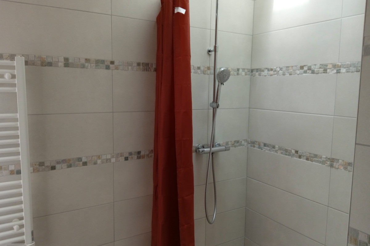 Salle d'eau avec wc - communicante avec 1 chambre et accès indépendant également