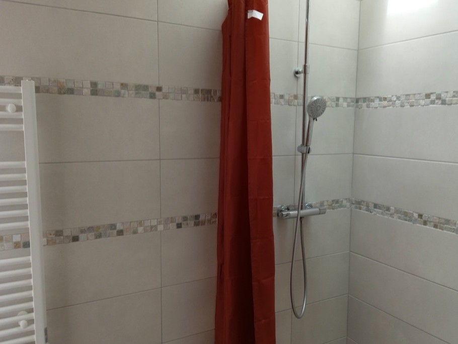 Salle d'eau avec wc - communicante avec 1 chambre et accès indépendant également