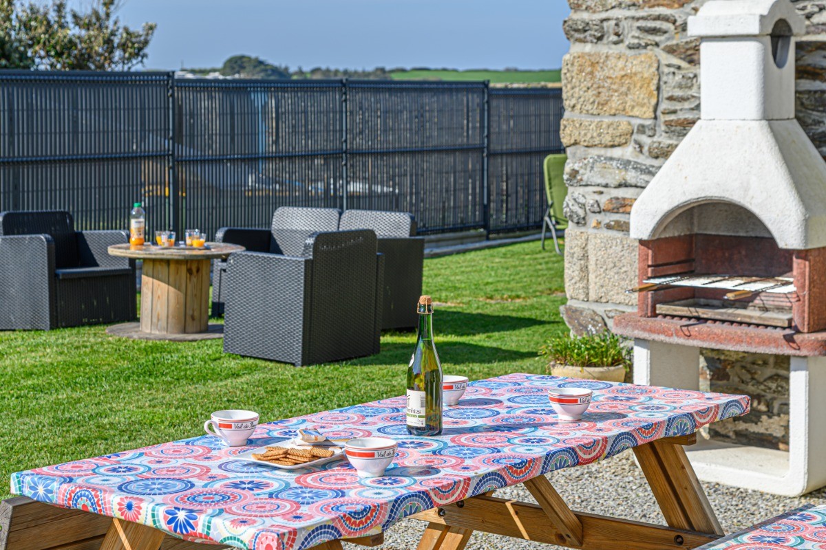 jardin avec barbecue