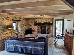 Espace salon avec poêle à bois, TV, accès internet Wifi