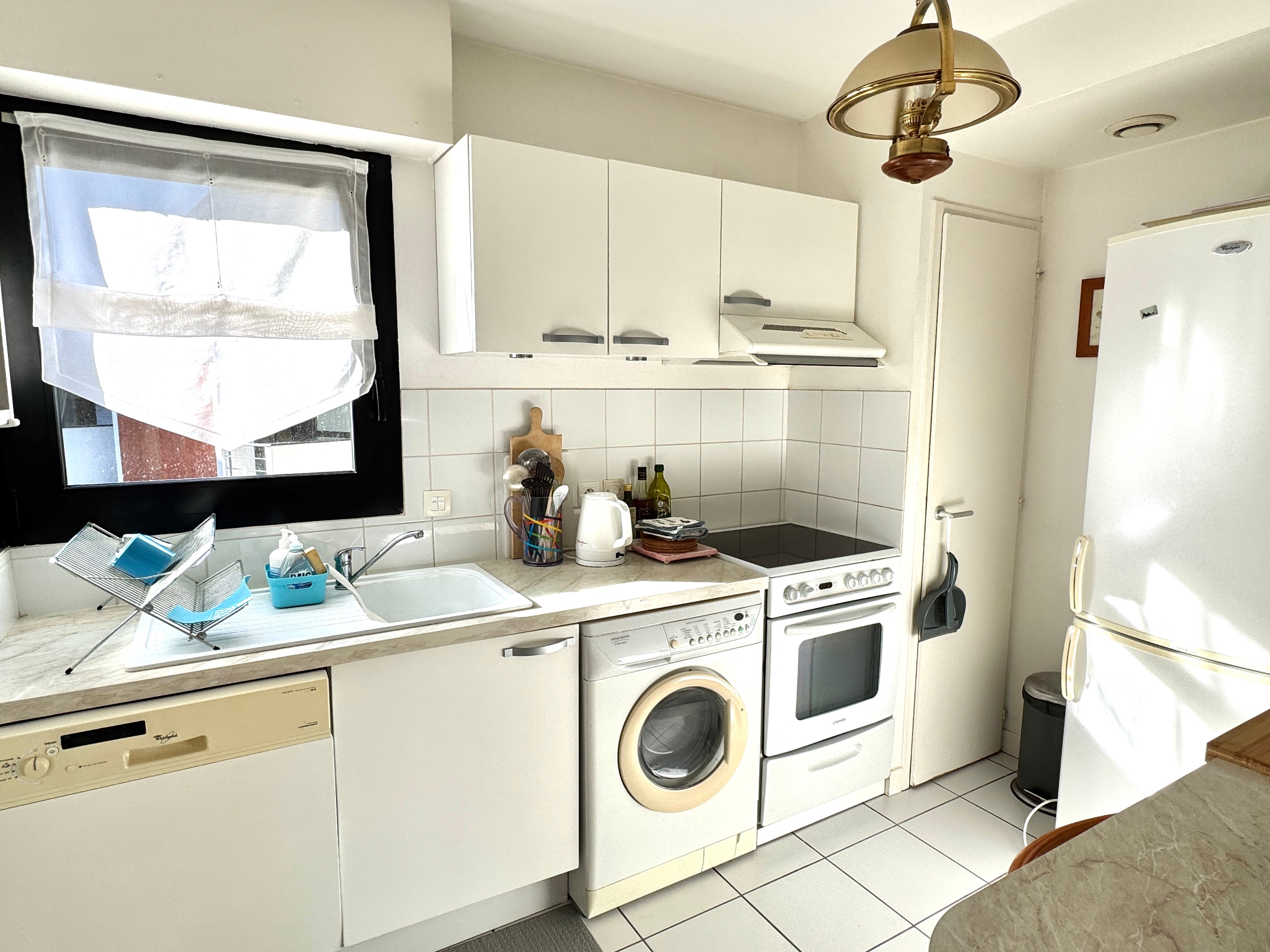 Kitchen equipped with electric hob, oven, dishwasher, washing machine, filter coffee maker, kettle, microwave, toaster.