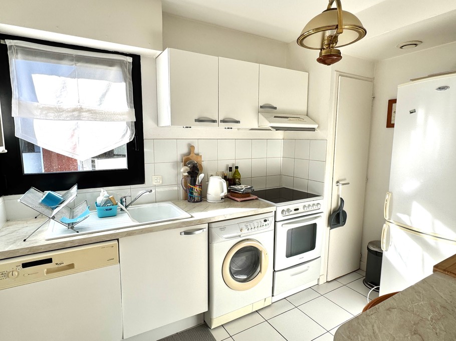Kitchen equipped with electric hob, oven, dishwasher, washing machine, filter coffee maker, kettle, microwave, toaster.