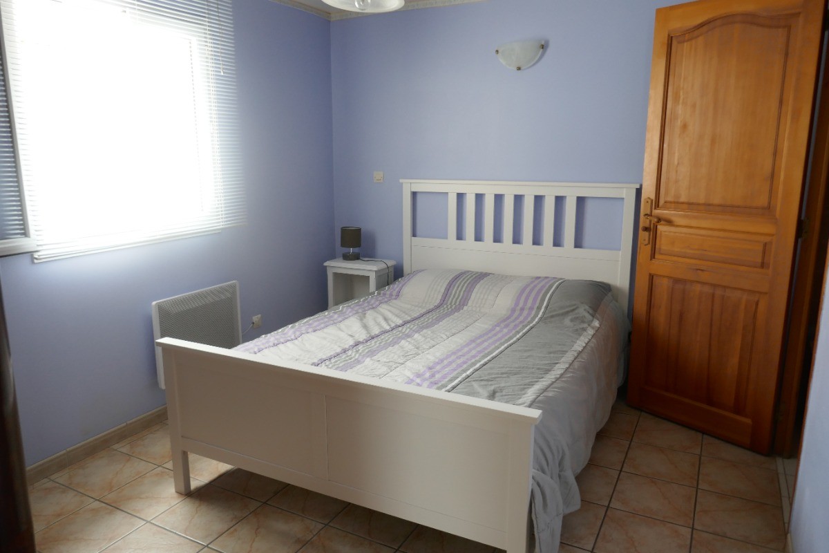 Chambre parentale en RDC avec salle d'eau