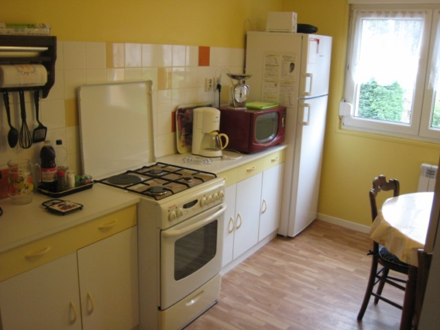Cuisine avec four, micro onde, réfrigérateur, cafetière....