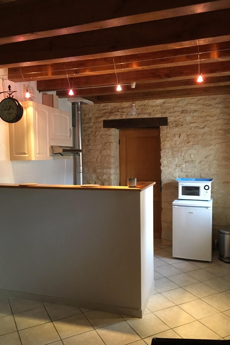 Coin cuisine. comprenant frigo/micro onde/four électrique et plaques gaz.cellier avec machine à laver et lave vaisselle