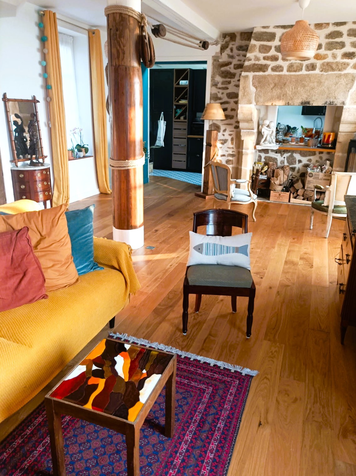 Grande pièce de vie avec 2 salons, un poêle à bois, un séjour dans la véranda vue mer.