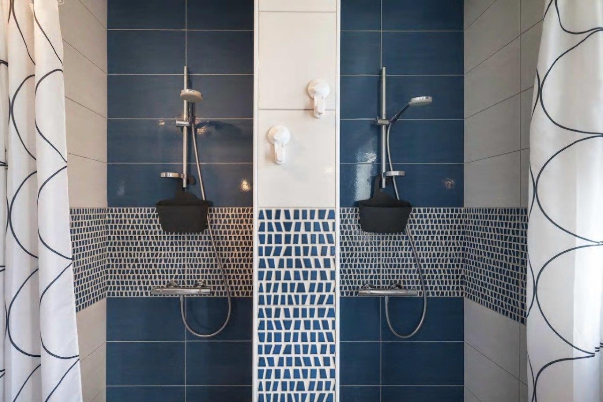 salle d'eau au RDC avec 2 douches