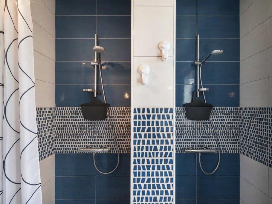 salle d'eau au RDC avec 2 douches