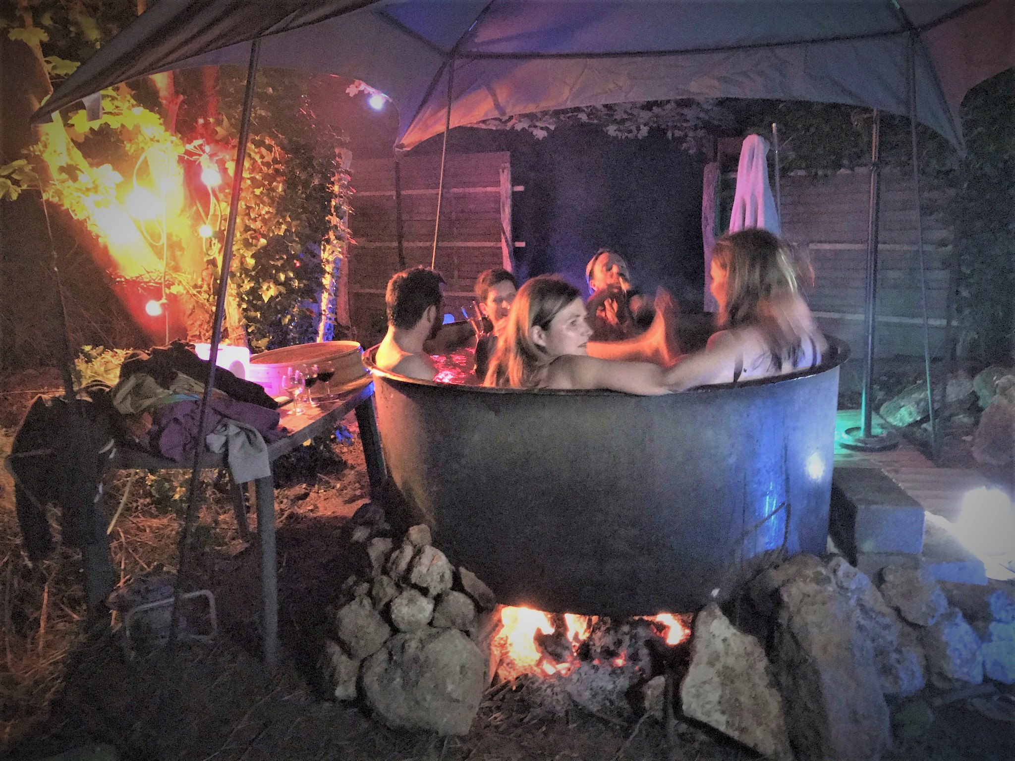 Activité "Marmite Cannibale" (en option) : un grand bain chaud en groupe... sous les étoiles !