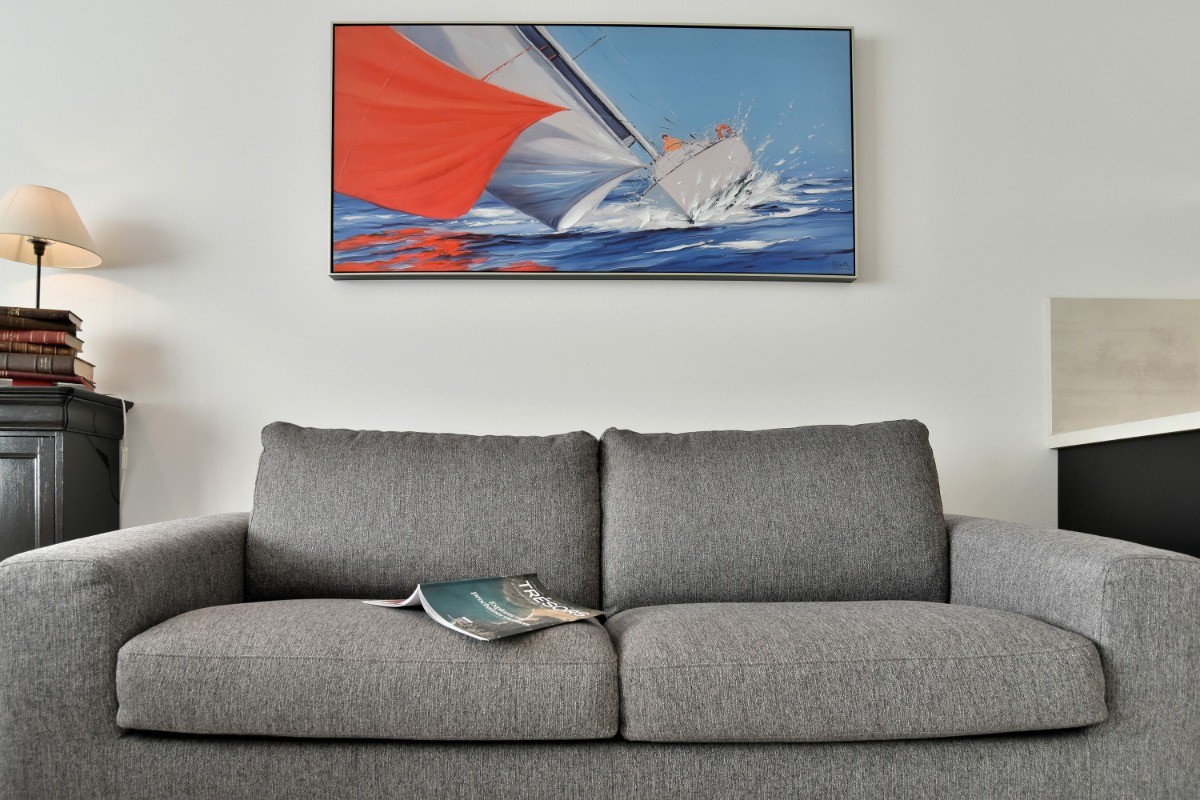 Canapé convertible dans le séjour, très confortable système rapido, largeur 160 cm. L'appartement de plain-pied est situé en front de mer au Port de la Houle à Cancale)