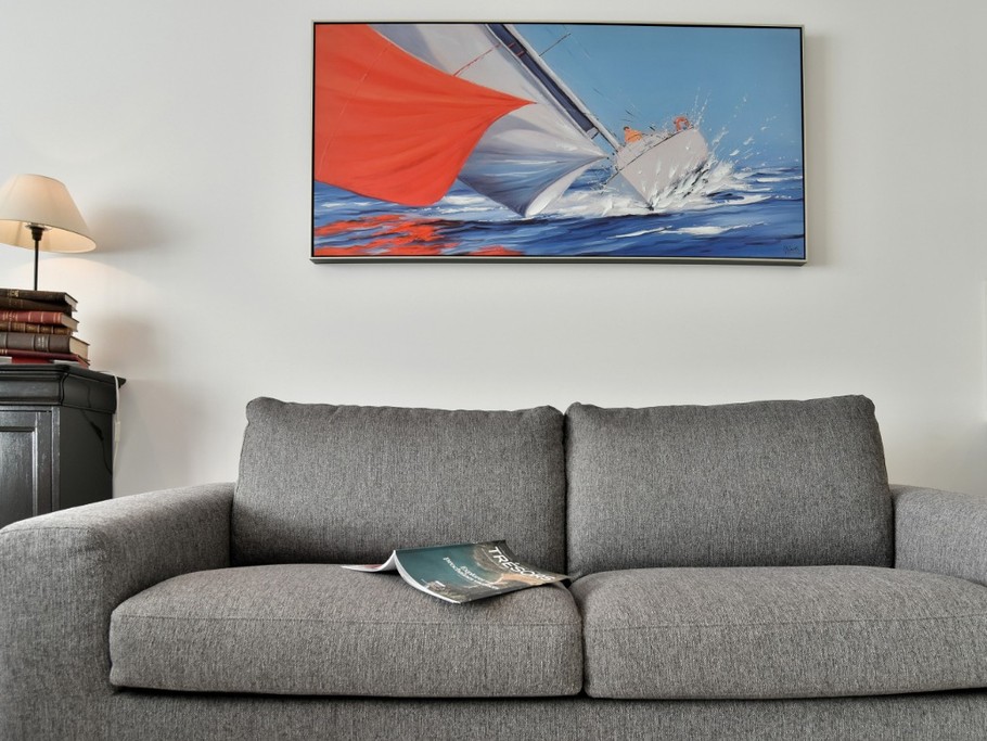 Canapé convertible dans le séjour, très confortable système rapido, largeur 160 cm. L'appartement de plain-pied est situé en front de mer au Port de la Houle à Cancale)