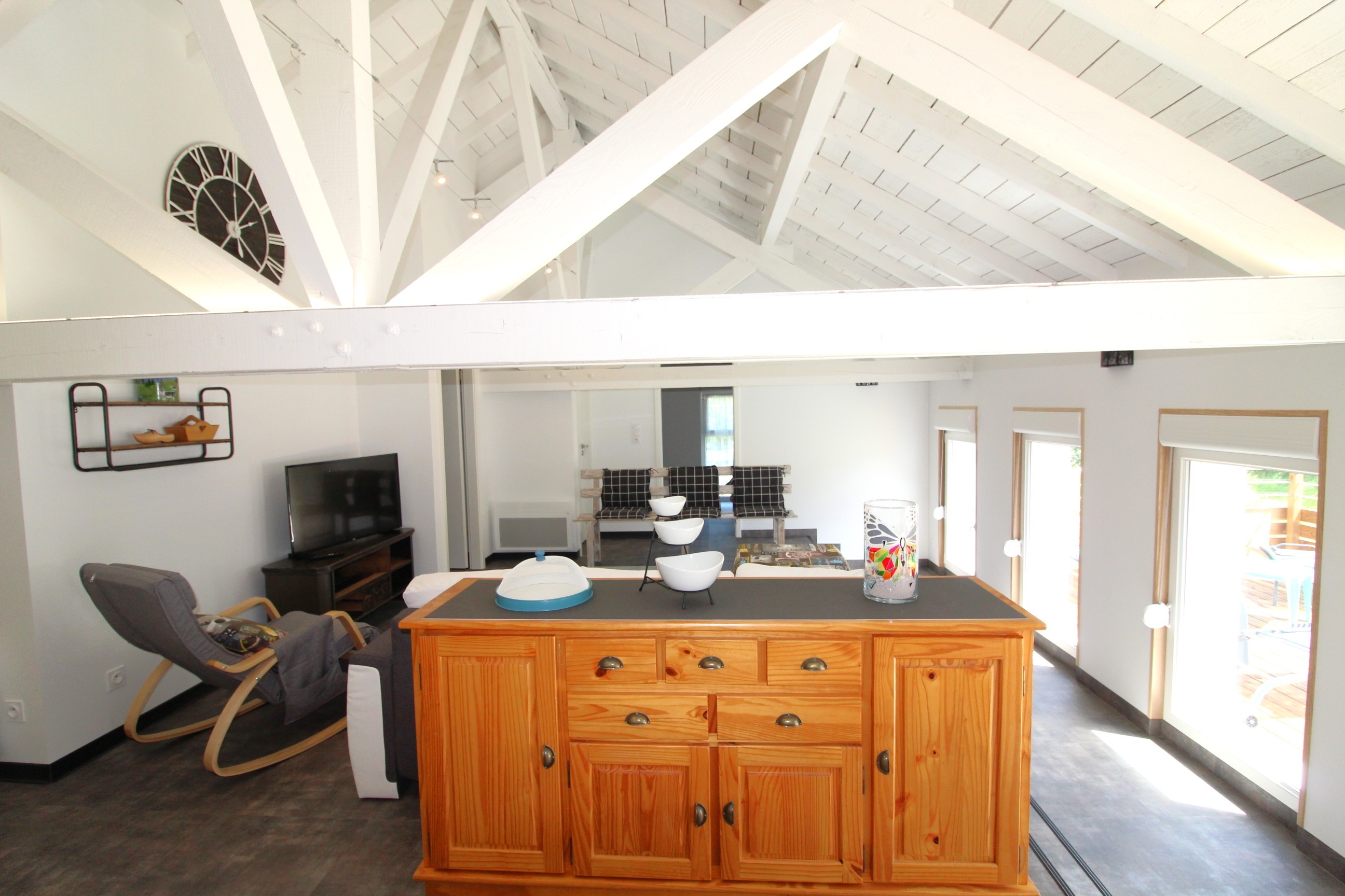Cuisine ouverte sur salon/ séjour - Gîte Le Hangar 67 à Saulxures-sur-Moselotte – Location atypique proche lac