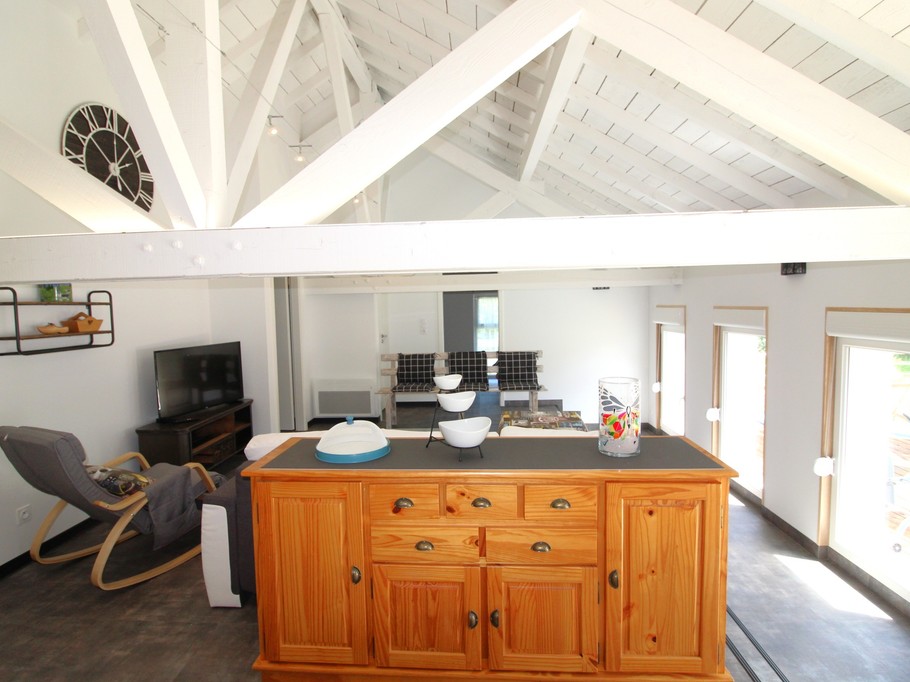 Cuisine ouverte sur salon/ séjour - Gîte Le Hangar 67 à Saulxures-sur-Moselotte – Location atypique proche lac