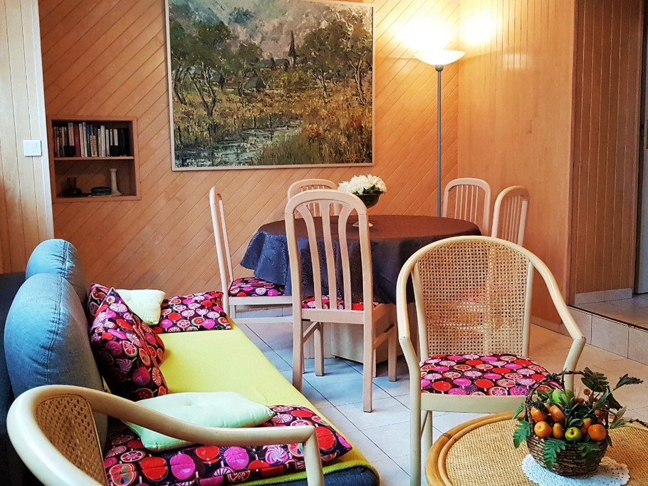 Grande pièce de vie avec coin cuisine, coin salon avec TV et lecteur DVD et coin séjour
Crédits potos : Clévacances