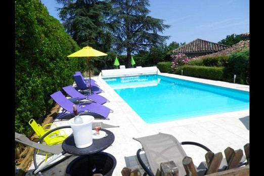 Piscine, terrasse reliée à la terrasse à l'arrière de la cuisine