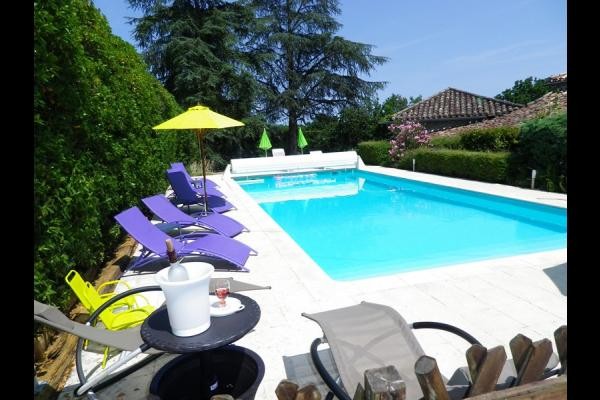 Piscine, terrasse reliée à la terrasse à l'arrière de la cuisine