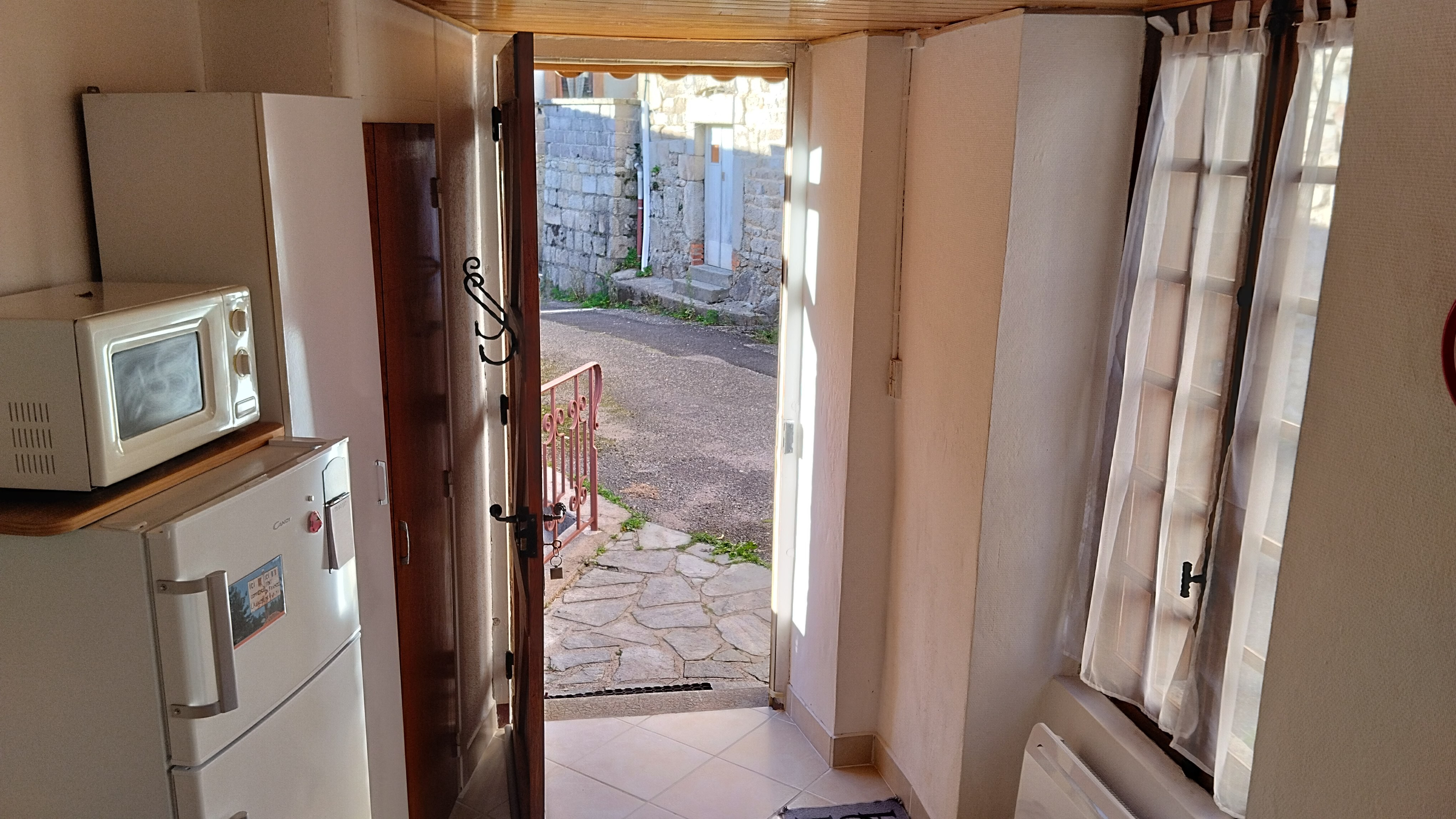 Chez Nelly - Gîte 2 personnes à Arconsat : L'entrée